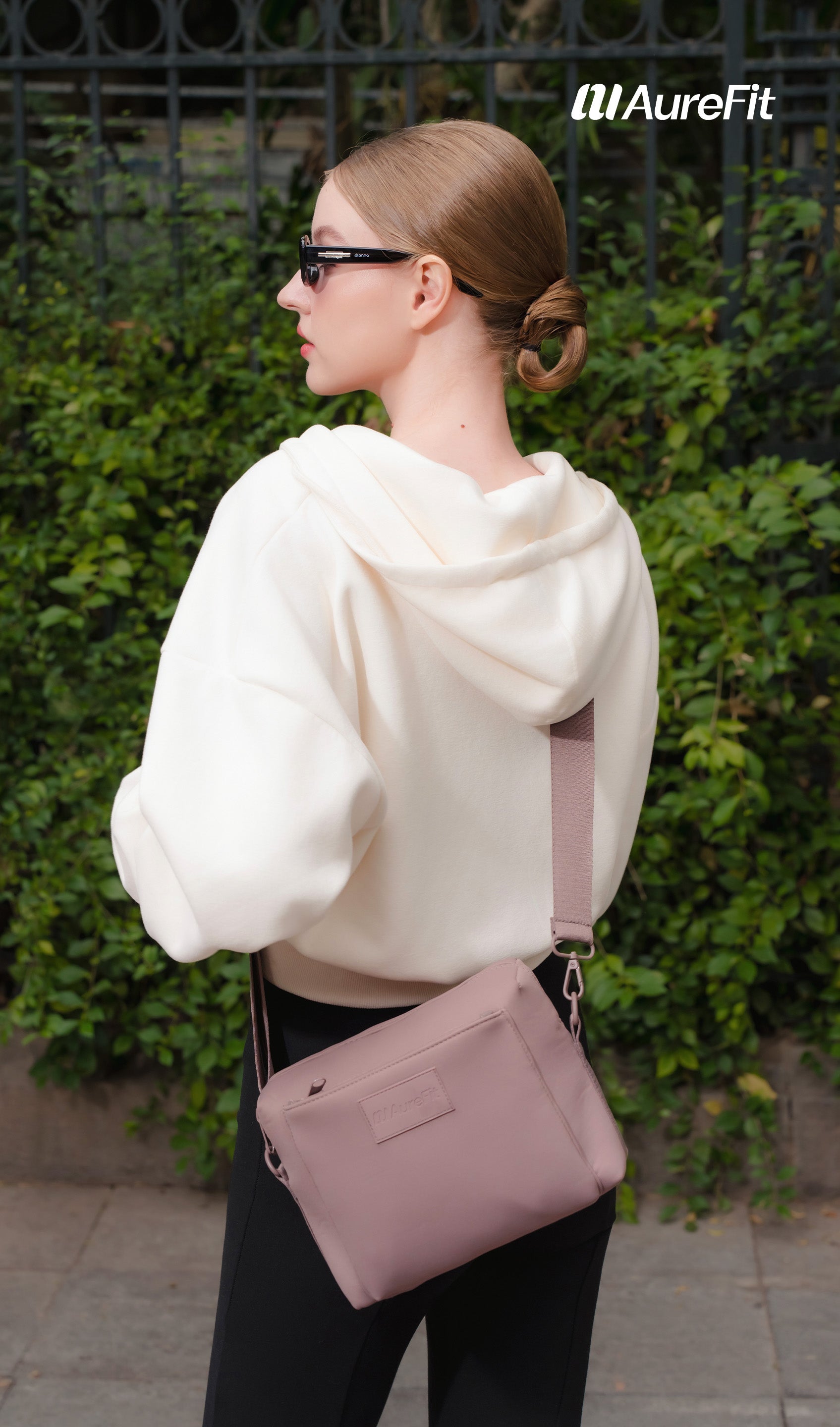 Túi đeo chéo thể thao thời trang Livia Crossbody